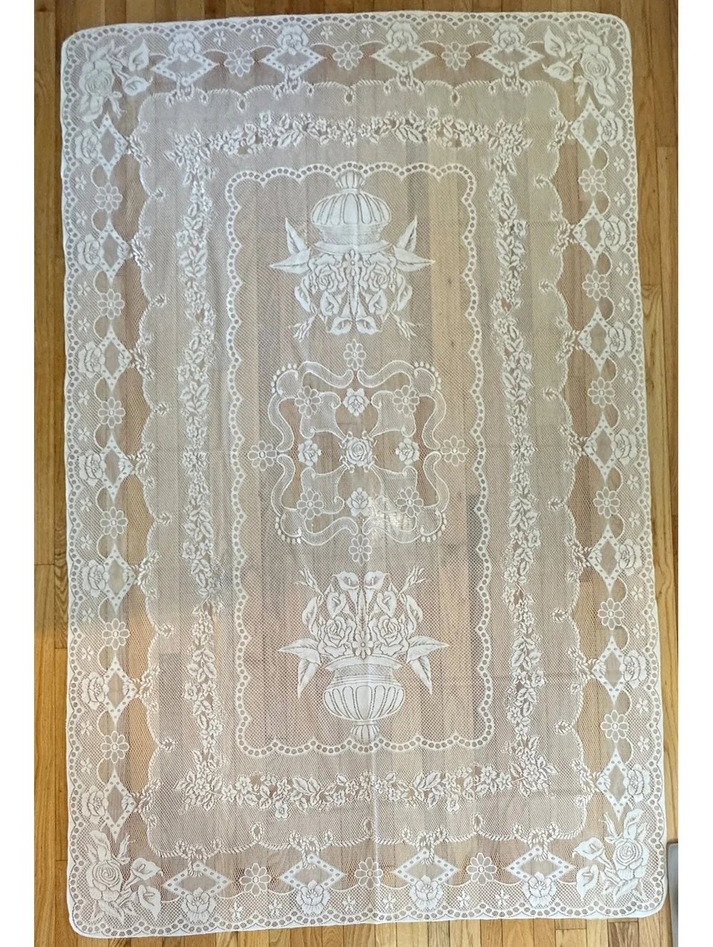 VTG Ivory Quaker Style Lace Tablecloth Floral Calla Lily Cottagecore 63x95 Roses